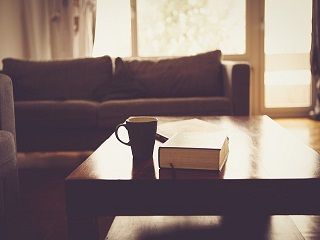 Z dworów na salony – stolik kawowy i jego krótka historia