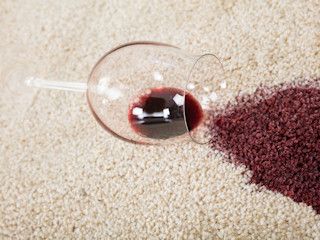 Domowe sposoby na usunięcie plamy czerwonego wina z dywanu