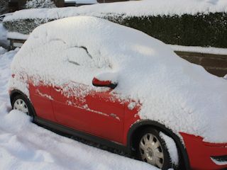 Zimowy styl jazdy samochodem.