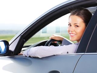 NaviExpert demaskuje cztery typy męskich reakcji na… kobietę w samochodzie