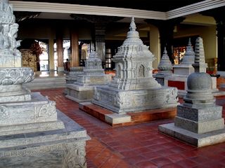 Odbudowa zabytków w Nepalu.