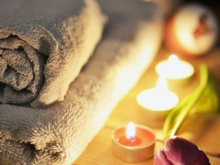 Zorganizuj romantyczny wieczór z masażem dla swojej partnerki/partnera.