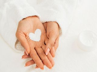 Pielęgnacja dłoni jesienią i zimą - jak dbać o paznokcie i skórę podczas chłodniejszych miesięcy?