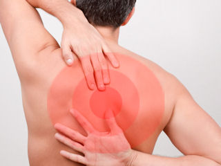 Leczenie bólu kręgosłupa przez zastosowanie terapii manualnej i masaży.
