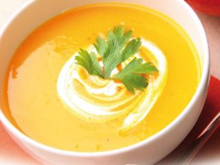 Przepis na dyniową zupę krem z pestkami dyni i słonecznika oraz curry.