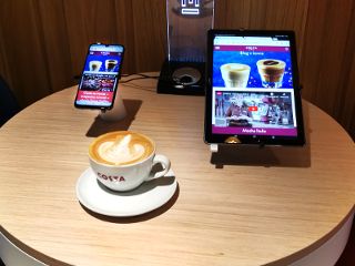 Smartfony w towarzystwie pysznej kawy