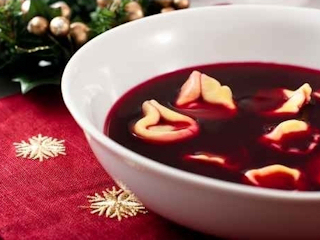 Oryginalny barszcz wigilijny z włoskimi tortellini